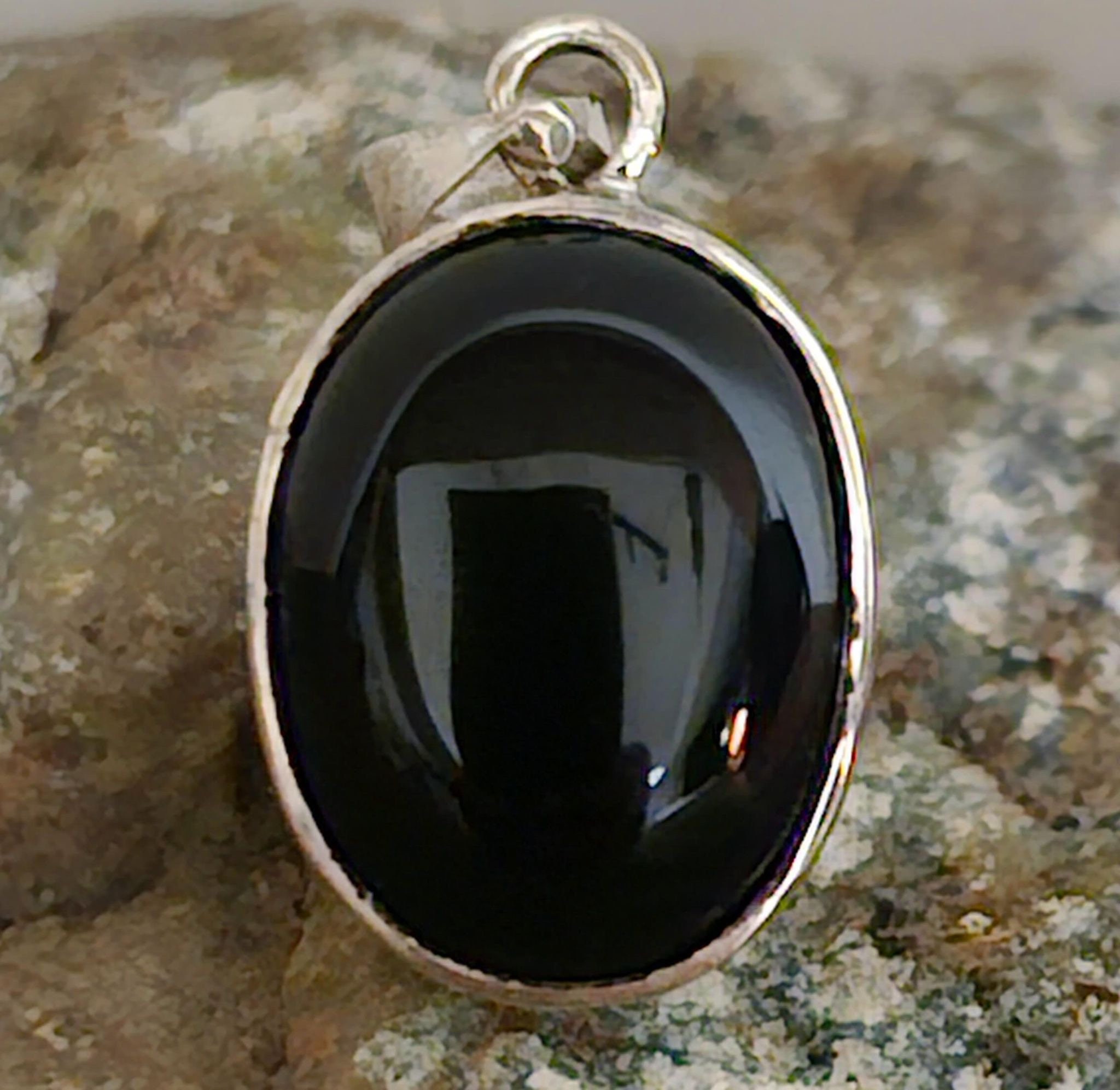 ラブラドライトに黒いパールを咥えた蛇のペンダント Nagamani snake stone - Etsy 日本