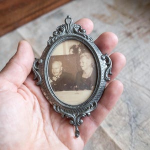 Piccola cornice ovale in peltro decorata – Mini cornice portafoto vintage in metallo – Decorazione da parete in stile barocco