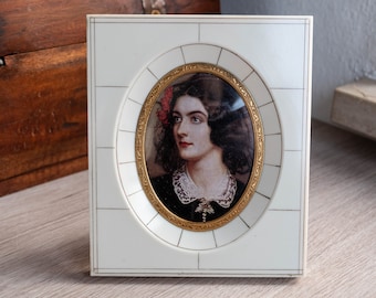 Convex glass frame - Vintage victorian tabletop or wall decor - White photo frame