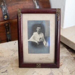 Marco de fotos Art Decó Marco de fotos de madera Art Nouveau Decoración de mesa o pared de madera antigua Tarjeta de gabinete de la década de 1900 Fotografía de mujer Regalo memorable