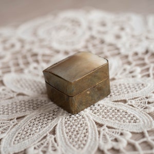 Gold pill box with agathe stone - Vintage brass pill holder - Tiny metal trinket box