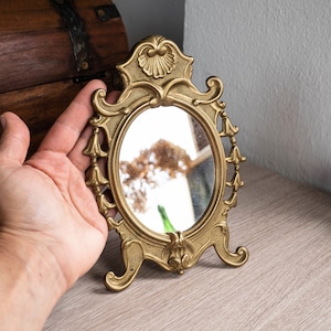 Specchio da tavolo decorato a conchiglia Specchio da boudoir ovale su supporto con conchiglia Specchio da toeletta in filigrana di ottone Decorazione barocca rococò Regalo di compleanno