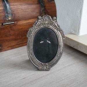 Cherub picture frame - Vintage small silver photo frame in art nouveau style - Oval tabletop decor
