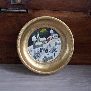 Pequeña pintura ingenua en marco de madera redondo dorado. Obra de arte infantil original vintage enmarcada. Arte de pared circular. Decoración de habitación infantil. Regalo de inauguración de la casa.