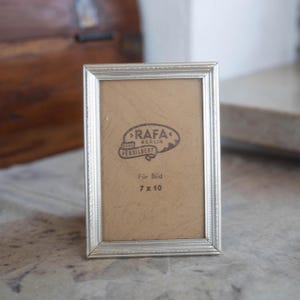 Stara posrebrzana ramka na zdjęcia do powieszenia na ścianie lub stole – Mała ramka na zdjęcia RAFA Berlin – Minimalistyczny wystrój retro