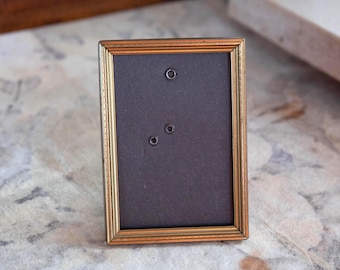 Minimalist photo frame tabletop or for wall hanging – Gold tone ornate picture frame RAFA Berlin - Brass retro decor