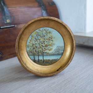 Petite peinture à l’huile originale sur toile dans un cadre doré rond antique Œuvre d’art de paysage des Alpes dans un cadre en bois Décor de ferme