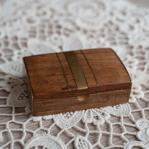 Vintage pill box - Tiny trinket box - Vintage metal pill holder