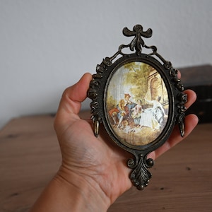 Marco ovalado de latón barroco italiano vintage, arte de galería rococó ornamentado, pequeño adorno colgante de metal