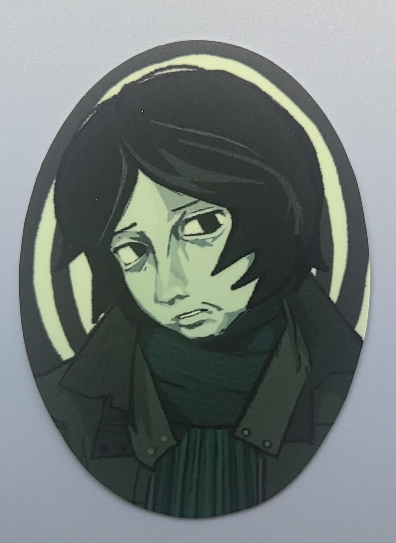Puede incluir: Pegatina ovalada con una ilustraci&oacute;n estilizada de una persona con cabello oscuro y una expresi&oacute;n sombr&iacute;a. La figura est&aacute; representada en tonos verdes y negros, con una bufanda y abrigo verde oscuro. Un borde en espiral verde claro rodea la imagen.
