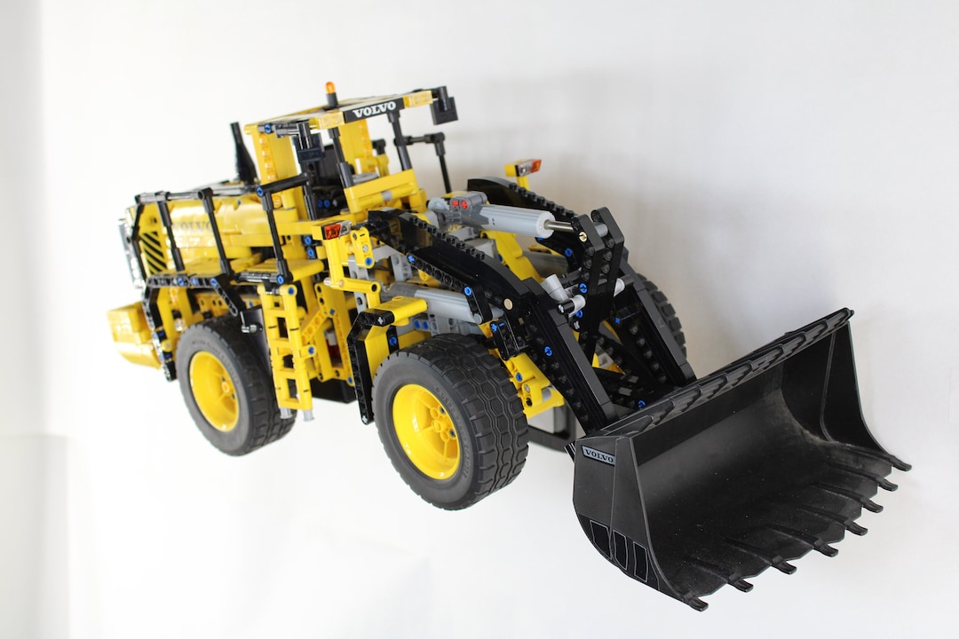 Uchwyt ścienny do ładowarki kołowej Volvo L350F z zestawu LEGO