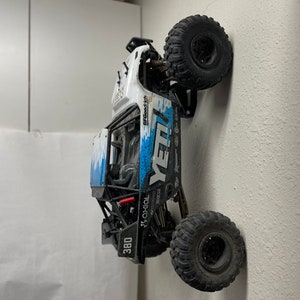 Collapsable Wall Mount for Axial Yeti (1/10th Scale)
