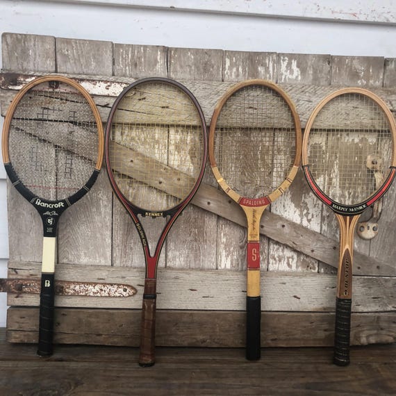 Raquette de tennis vintage en bois autographe Pancho Gonzales