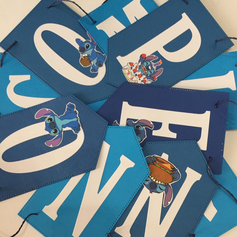 K&ouml;nnte beinhalten: Blau-wei&szlig;e Girlande mit dem Wort "ONE" in wei&szlig;en Buchstaben. Jeder Buchstabe hat einen blauen Stitch-Charakter aus dem Disney-Film Lilo & Stitch. Stitch h&auml;lt einen Geburtstagskuchen, einen Teller mit Essen und einen Hamburger.