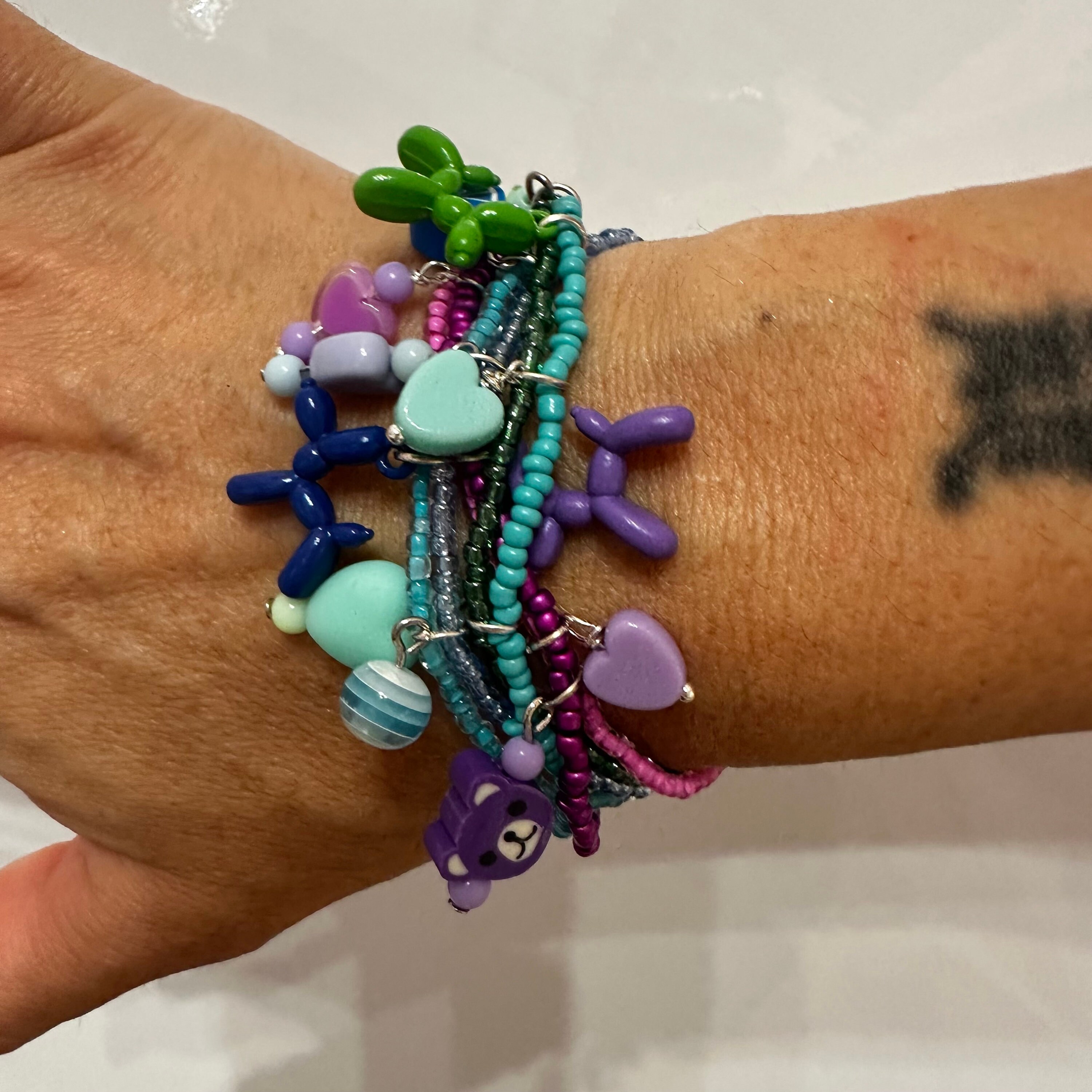 Donna Graziosa Con I Braccialetti Dell'anello Delle Collane Dei Gioielli 65888404