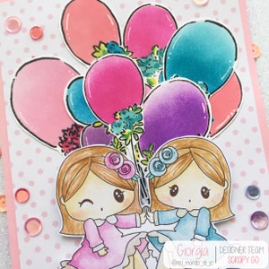 Carte de voeux faite main Carte de voeux d'anniversaire avec des jumeaux et des ballons