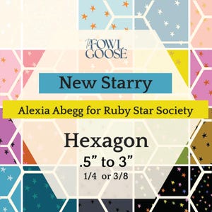 Könnte beinhalten: Ein Patchwork-Design mit Sternmustern auf Stoffen in Blau, Rosa und Schwarz. Der Text "New Starry" und "Hexagon .5" bis 3"" (1,27 cm bis 7,62 cm) sind zu sehen. Entworfen von Alexia Abegg für Ruby Star Society.