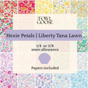 Peut inclure: Divers échantillons de tissu floral aux couleurs vives, notamment rose, jaune et bleu. Le texte "Hexie Petals | Liberty Tana Lawn" est affiché, avec des informations sur la marge de couture et les papiers inclus.