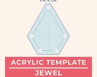 Peut inclure: Un gabarit en acrylique bleu clair en forme de bijou avec un réticule central et cinq petits trous circulaires. Le texte indique The Fowl Goose, Acrylic Template Jewel, et 1/4 or 3/8 seam allowance sur fond crème.