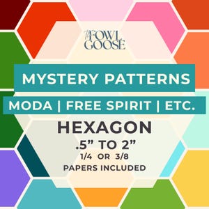 Puede incluir: Un gráfico con un patrón de panal colorido con el texto The Fowl Goose, Mystery Patterns, Moda | Free Spirit | Etc., Hexagon, 1,27 cm a 5,08 cm, y 0,64 cm o 0,95 cm Papers Included. El fondo consiste en varios hexágonos de colores sólidos.