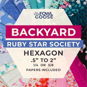 Puede incluir: Una colección de muestras de tela en varios tonos de azul, rosa, negro y blanco, con patrones de conejos, flores y formas geométricas. El texto dice: The FOWL GOOSE, BACKYARD, RUBY STAR SOCIETY, HEXAGON, 1,27 cm a 5,08 cm, 1/4 O 3/8, PAPERS INCLUDED.