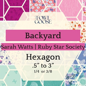 Op de afbeelding: Een kleurrijk stoffen ontwerp met de tekst "Backyard" en "Hexagon". Het ontwerp bevat verschillende bloemen- en geometrische patronen in roze, blauwe en groene tinten. De hexagon maten variëren van 1,27 cm tot 7,62 cm.