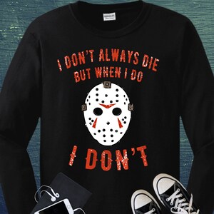 Może przedstawiać: Czarny T-shirt z długim rękawem z białą maską hokejową i tekstem "Nie zawsze umieram, ale kiedy to robię, nie robię tego".