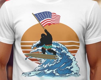 Retro Bigfoot amerikanische Flagge Surfen Shirt, Retro Sasquatch Feuerwerk Surfen, Vintage Bigüße amerikanische Flagge T-Shirt, Patriotisches 4. Juli T-Shirt