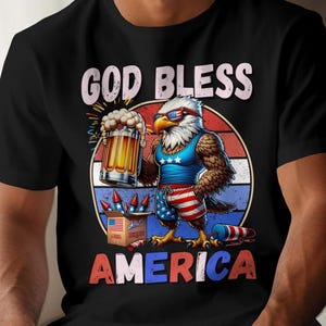 Camiseta del 4 de julio &quot;Dios bendiga a Estados Unidos&quot;, águila americana patriótica sosteniendo cerveza, bandera del águila americana, camiseta del águila del 4 de julio, camiseta para amantes de la cerveza