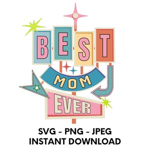 以下が含まれることがあります： レトロなスタイルの看板に「BEST MOM EVER」の文字がピンク、ブルー、イエローで書かれています。看板は星と矢印で飾られています。