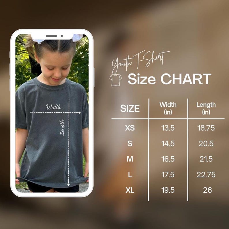 Op de afbeelding: Maattabel voor kindert-shirts met afmetingen in inches. De tabel bevat maten XS tot XL, met bijbehorende breedte- en lengtematen. De afbeelding toont ook een persoon die een grijs t-shirt draagt.