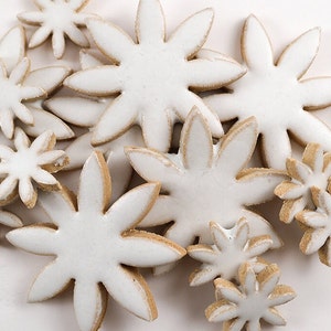 モザイクデザイン用の白雪姫ひまわりの手作りセラミックタイル。