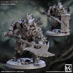 Op de afbeelding: Een grijze, gedetailleerde miniatuur van een Chaos Minotaurus met een gehelmde helm, die een grote bijl vasthoudt en een harnas met spikes draagt. De miniatuur staat op een ronde basis met schedels.