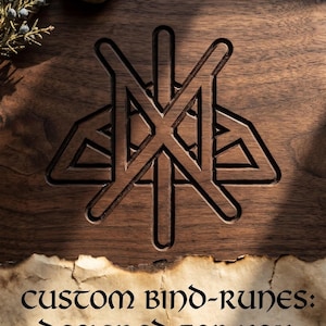 Puede incluir: Un diseño de madera tallada con un patrón geométrico complejo. El diseño está sobre un fondo de madera oscura, con el texto "custom bind-runes: designed for you." en la parte inferior. Una pequeña piedra y una ramita verde están en la esquina superior izquierda.