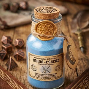 Könnte beinhalten: Ein Glasgefäß gefüllt mit blauem Pulver, beschriftet mit "Mana-Essenz", mit einem Korken und einem Wachssiegel. Das Glas ist mit Bindfaden und einem Holzanhänger verziert. Das Bild enthält Würfel und ein Buch, was auf ein Fantasy-Thema hindeutet.