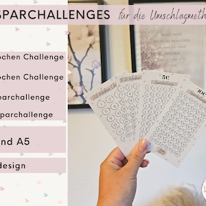 Könnte beinhalten: Vier druckbare Spar-Challenge-Blätter mit einem rosa-weißen Herz-Muster-Hintergrund. Die Blätter sind mit "26 Wochen Challenge", "52 Wochen Challenge", "5€ Sparchallenge" und "10€ Sparchallenge" beschriftet. Die Blätter sind für die Umschlagmethode zum Sparen konzipiert.
