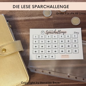 Könnte beinhalten: Ein weißer druckbarer Lese-Challenge-Tracker mit einem Buch- und Brillen-Symbol. Der Tracker ist mit "LESE SPARCHALLENGE" beschriftet und hat 31 nummerierte Felder. Der Tracker befindet sich in einem durchsichtigen A6-Umschlag mit Reißverschluss.