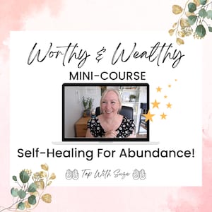 Könnte beinhalten: Ein Laptop-Bildschirm zeigt eine lächelnde Frau, die spricht. Der Text auf dem Bildschirm lautet "Worthy & Wealthy MINI-COURSE Self-Healing For Abundance! Tap With Suze".