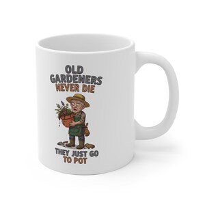 Illustration av gammal trädgårdsmästare | Keramisk mugg med texten "Gamla trädgårdsmästare dör aldrig, de går bara i krukan".