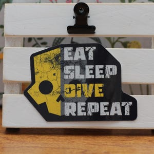 Sticker Helldivers 2 Mangez le sommeil Répétez | Sticker gaming | Cadeau pour joueur sur PC PS5 | Sticker pour ordinateur portable en vinyle | Accessoires de jeux vidéo