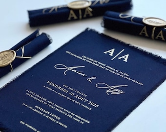 Invito di nozze di lusso in tessuto, pergamena in lino blu navy con sigillo di ceralacca, elegante cancelleria personalizzata realizzata a mano.