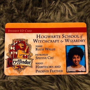Magische Schule - Hexerei und Zauberei - rot und Gold Haus - Student ID - Cosplay - anziehe - custom personalisiert