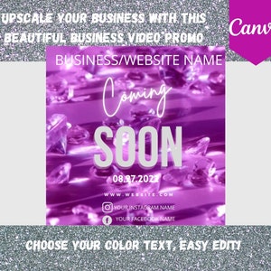 Può includere: Una grafica promozionale viola con il testo "Coming Soon" e la data 08.27.2022. La grafica include anche informazioni sul sito web e sui social media, insieme al logo Canva. Lo sfondo presenta un design scintillante simile a una gemma.