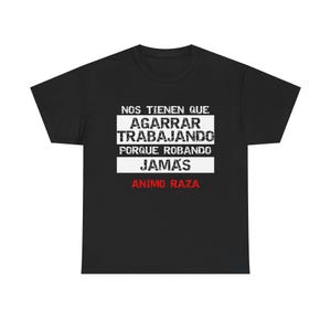 Puede incluir: Camiseta negra con texto blanco y rojo. El texto dice: "NOS TIENEN QUE. AGARRAR TRABAJANDO PORQUE ROBANDO JAMÁS ANIMO RAZA."
