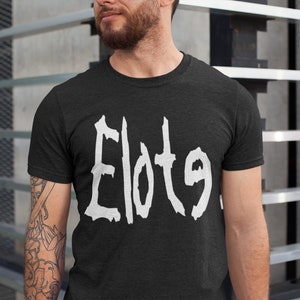 Puede incluir: Una camiseta negra con un gráfico blanco que dice "EloT9".
