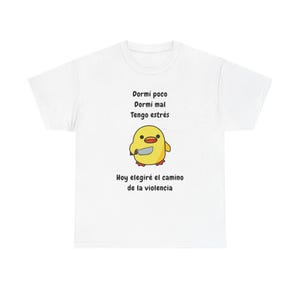 Dormi poco dormi mal tengo estres  hoy elegire el camino de shirt | Cute yellow chick illustration, Spanish text