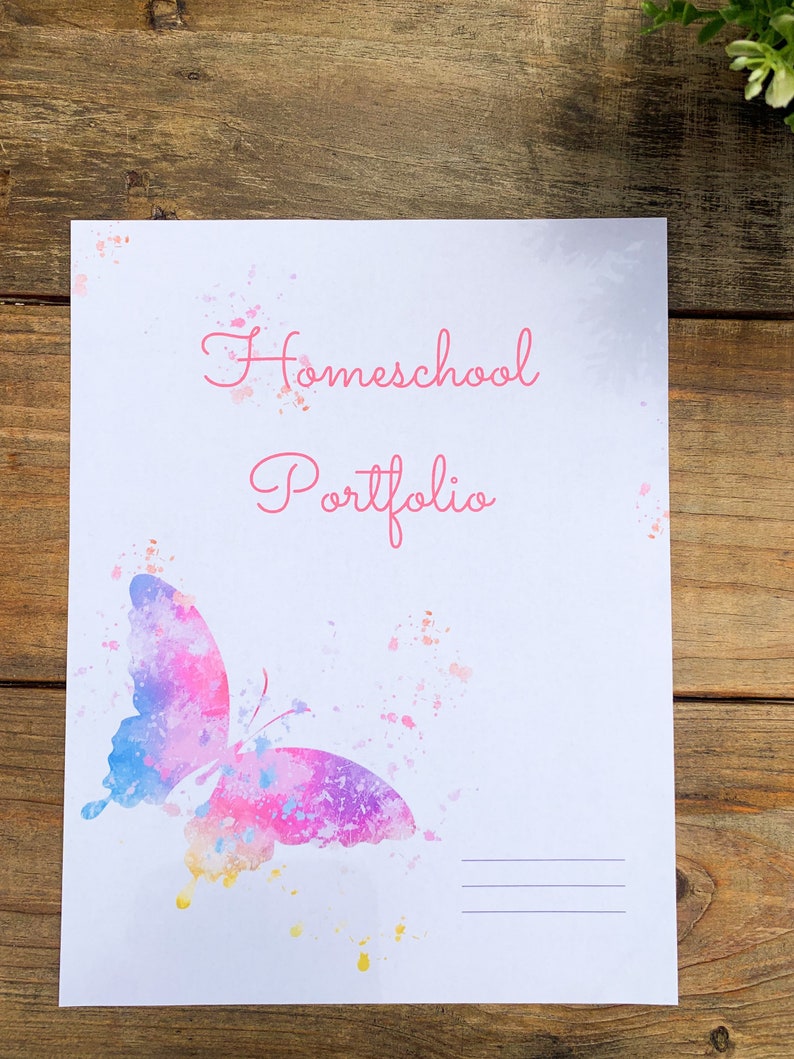 Może przedstawiać: Biała okładka z tekstem "Homeschool Portfolio" napisanym r&oacute;żowym kursywą. W lewym dolnym rogu znajduje się akwarelowy motyl w kolorze r&oacute;żowym, niebieskim i ż&oacute;łtym. Na dole strony znajdują się trzy linie.