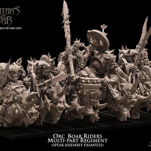 Könnte beinhalten: Fünf unbemalte Plastikminiaturen von Orc-Bärschweine-Reitern, ein mehrteiliges Regiment. Die Figuren sind in verschiedenen Action-Posen dargestellt, die bärscheinenartige Kreaturen mit Stachelpanzern reiten. Die Miniaturen sind Teil der Avatars of War-Linie.