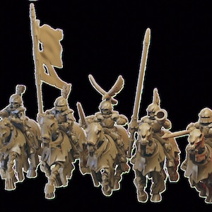 Puede incluir: Un grupo de seis figuras en miniatura de plástico sin pintar de caballeros esqueléticos montando caballos esqueléticos. Los caballeros están armados con lanzas y espadas. Un caballero lleva una bandera.
