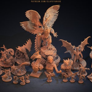 Puede incluir: Una colección de 17 figuras de dragones en miniatura sin pintar, que incluyen un gran dragón alado, un dragón de dos cabezas y un dragón con cabeza humana. Las miniaturas están hechas de plástico marrón claro y están dispuestas sobre un fondo marrón oscuro. El texto "Dragon Blood" y "Clay Cyanide Miniatures July 2021 Exclusives" es visible en la imagen.
